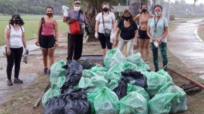 Tres camiones repletos con la basura que sacaron del lago San Roque