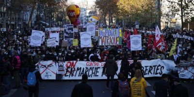 Una bandera de Maradona, al frente de las protestas contra la polic�a en Par�s