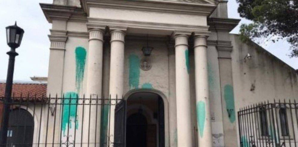 Agresión en la Catedral de Moreno: amaneció con manchas de pintura verde en la fachada