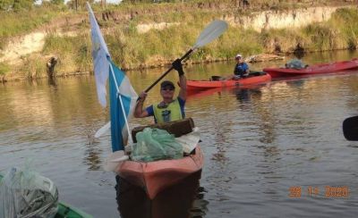 Kayakistas retiraron 61 bolsas de basura del arroyo