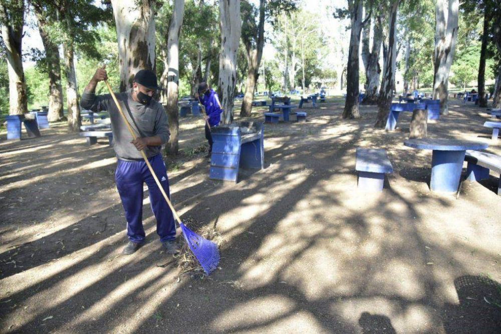 Cuatro cooperativas trabajan en la limpieza de 14 kilmetros de costanera