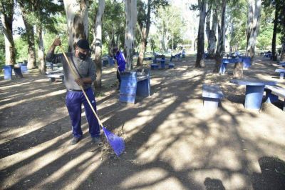 Cuatro cooperativas trabajan en la limpieza de 14 kil�metros de costanera
