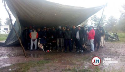 Anuncios y desmentidas: La postal de los choferes bajo la lluvia esperando que les paguen