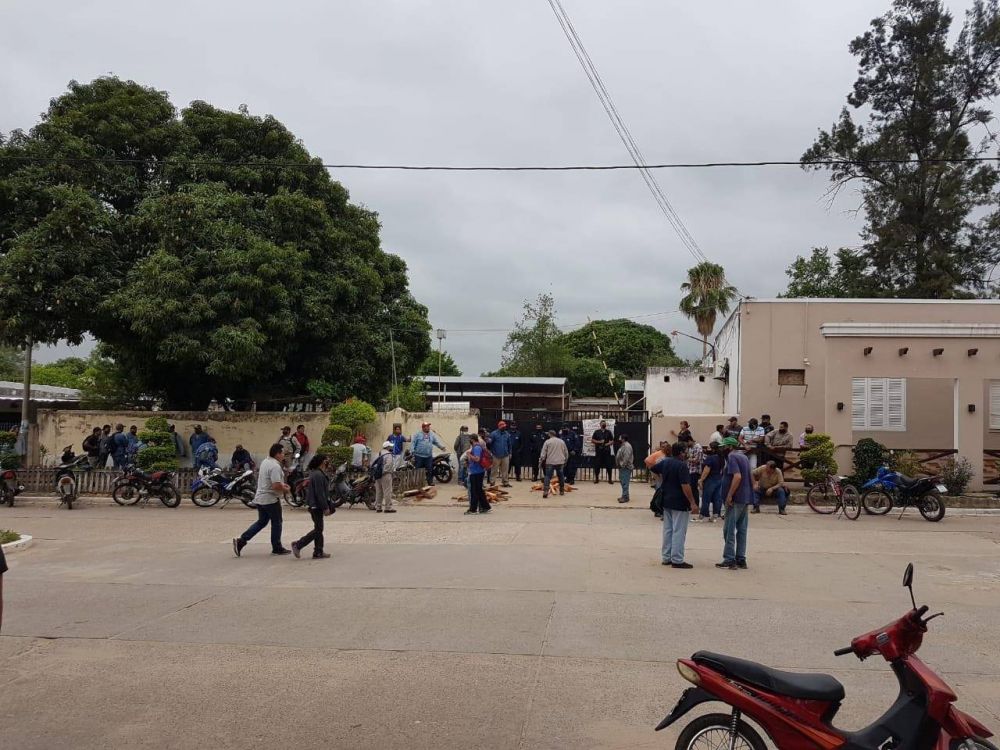 Municipales de Aguaray se manifiestan por el pago de salarios
