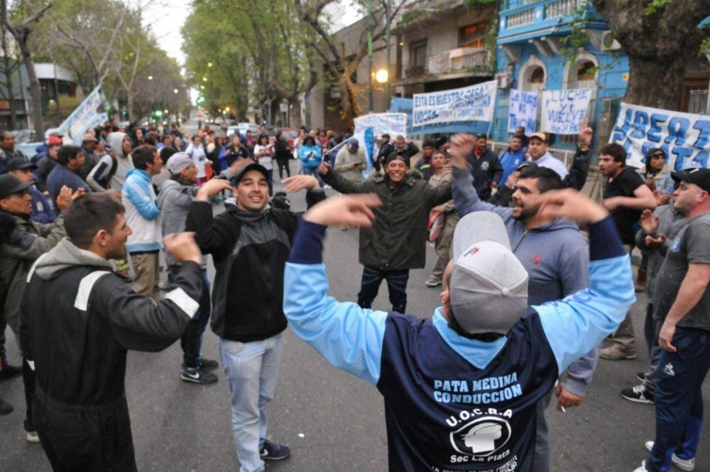 Tensin y toma por la interna de UOCRA y la amenaza de 400 despidos en La Plata