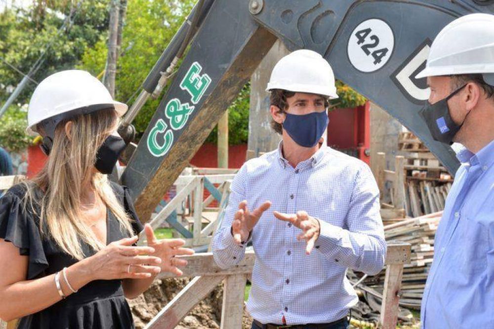 San Fernando: Juan Andreotti y Malena Galmarini supervisaron la instalacin de conductos cloacales en el barrio Mil Viviendas