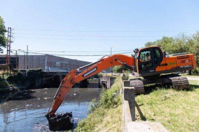 Contin�an la limpieza de los arroyos en la zona oeste del distrito