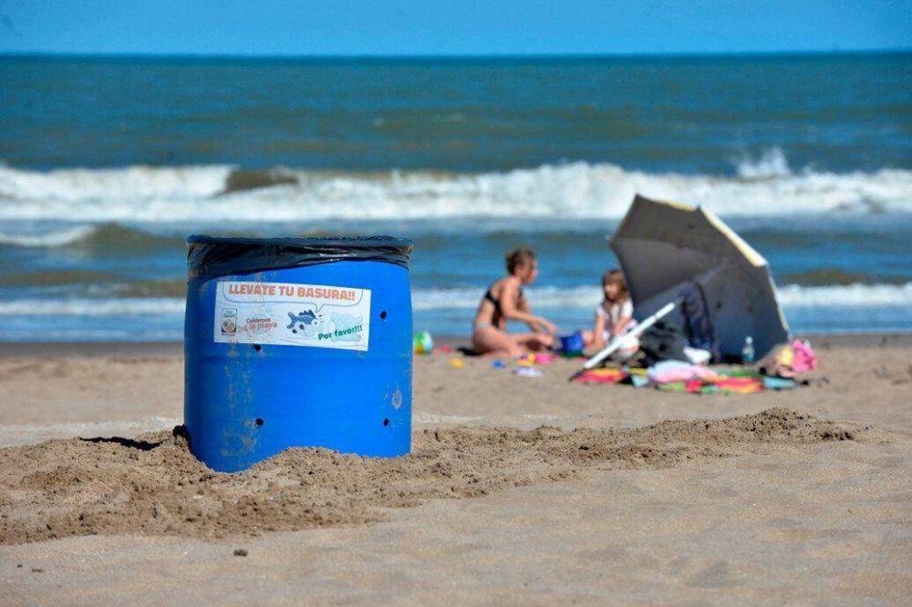 Playas limpias: comenzaron a instalar decenas de cestos de basura a lo largo de la playa geselina