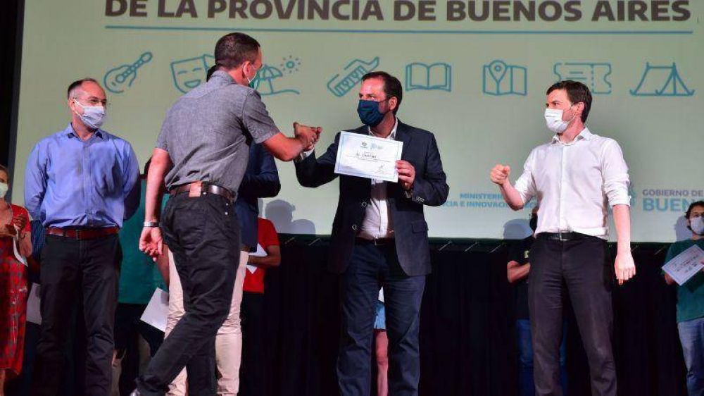 Sujarchuk y Costa entregaron subsidios a 39 entidades de Escobar y recorrieron las obras del Mercado Municipal del Paran de Las Palmas