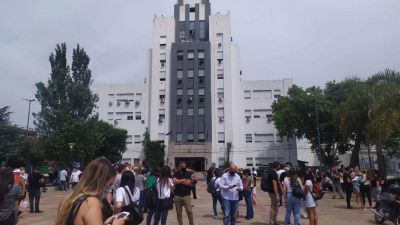 Evacuaron la Municipalidad de Lomas de Zamora por una amenaza de bomba