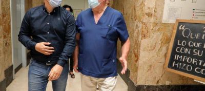 El intendente Chornobroff junto al ministro Costa presentaron el Ciclo �Arte que cura� en el Hospital Per�n