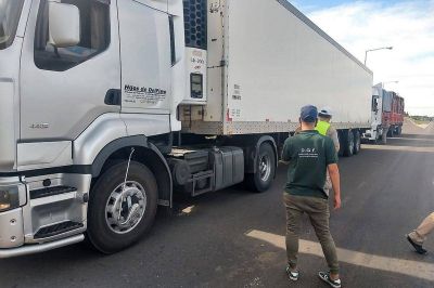 La provincia controla en rutas a camiones que transportan frutas frescas y jugos