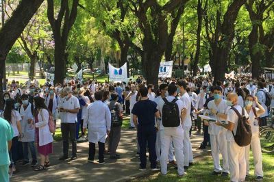 Murió el jefe de Obstetricia del Ramos Mejía en plena marcha de médicos a la jefatura de Gobierno porteño