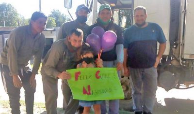 Recolectores de residuos de Fr�as sorprendieron a su �amiguita� con regalos por su cumplea�os