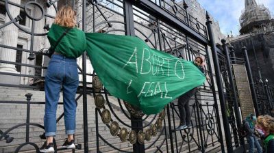 Aborto: la Iglesia llama a rezar por 