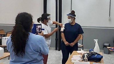 En Pilar ya capacitan a profesionales de la salud para vacunar contra el COVID-19