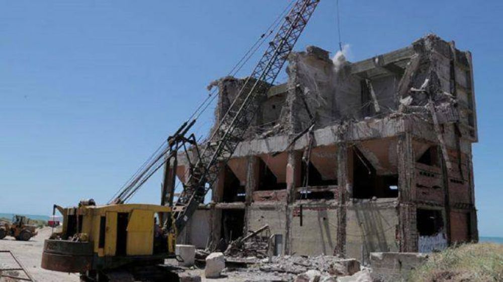 Avanza demolicin del silo arenero abandonado hace aos en Escollera Sur