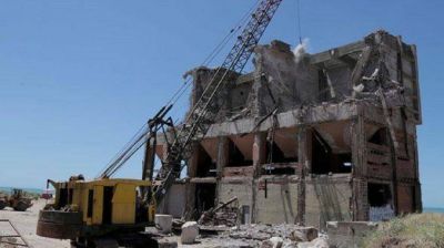 Avanza demolici�n del silo arenero abandonado hace a�os en Escollera Sur