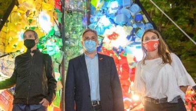 Llaryora encendi� el �rbol navide�o construido con materiales reciclados