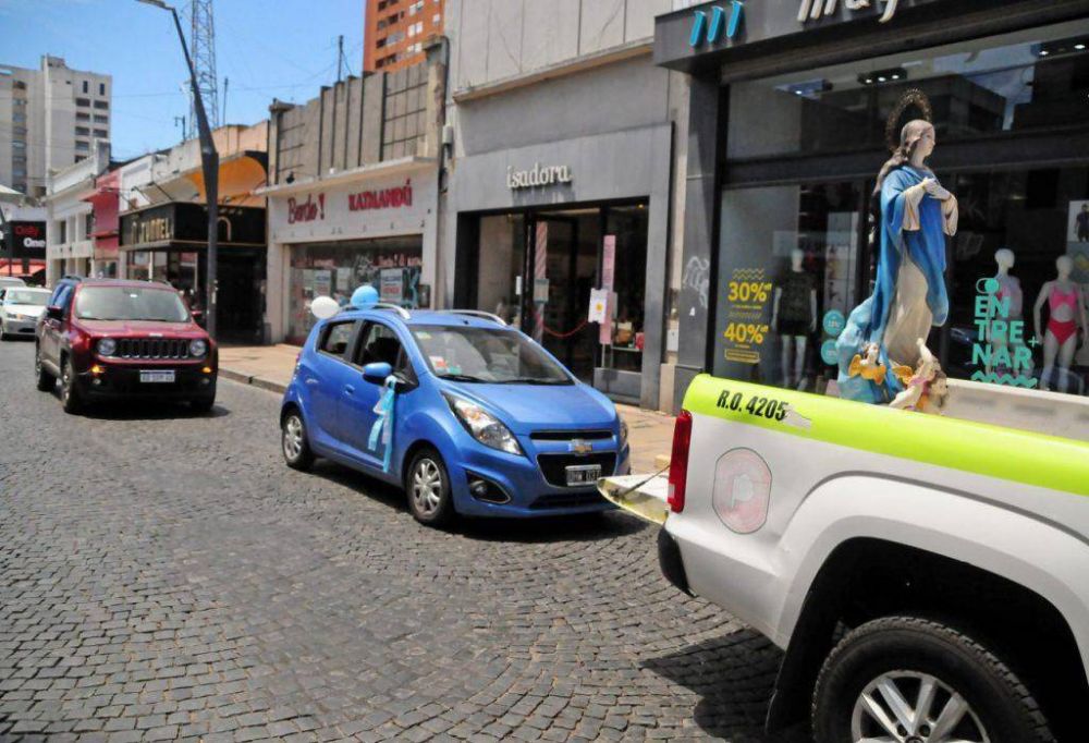 La imagen de la Virgen Mara recorri las calles en una caravana de autos