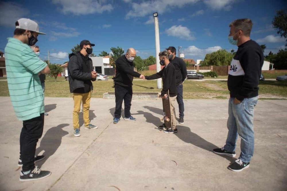 Jorge Paredi anunci la creacin de la Escuela Municipal de Skate en Santa Clara del Mar