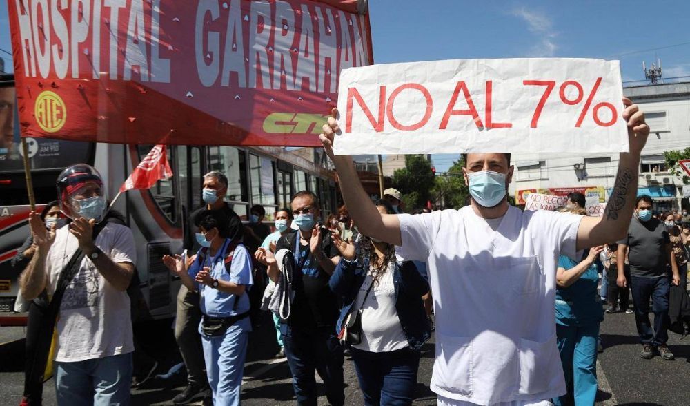 Profesionales del Garrahan van en caravana a Salud para rechazar el aumento salarial del 7%