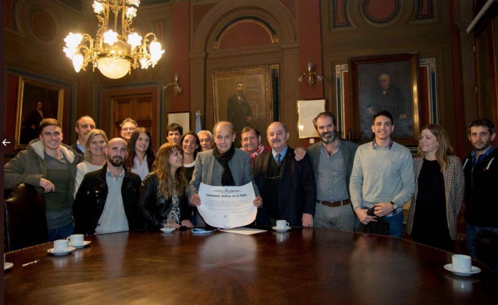 Universidad de La Plata despidi a Sabella, al que haban declarado Husped de Honor