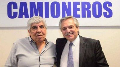 Alberto aplica ley de compensaciones y cierra el a�o sindical con los Moyano en Camioneros