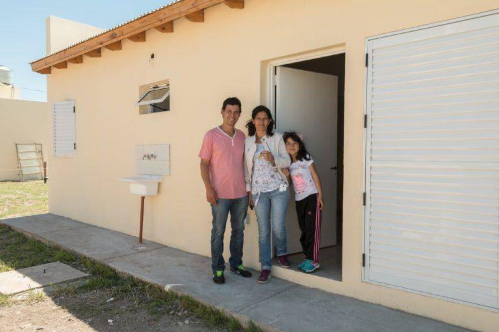 Entregan viviendas a 364 familias del barrio La Perla de Moreno