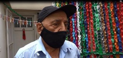 Un arbolito de Navidad con m�s de 10.000 tapitas de gaseosas