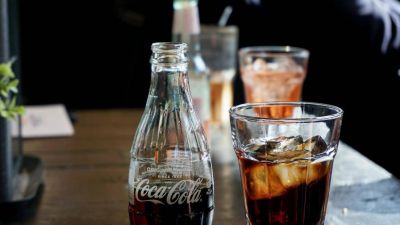Legislador austríaco realiza una prueba rápida de covid-19 sobre un vaso de Coca-Cola y da positivo