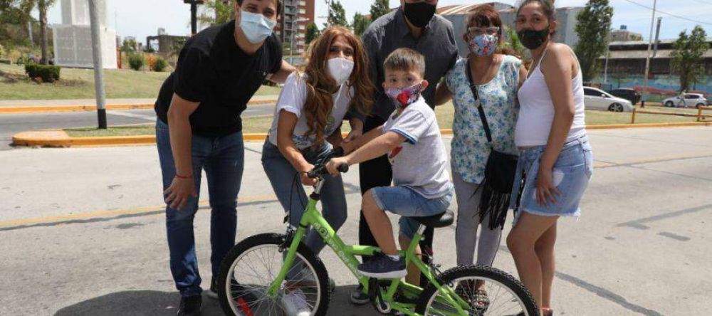Avellaneda: Chornobroff entreg ms de 1700 bicicletas, junto al ministro Jorge Ferraresi y la diputada Magdalena Sierra
