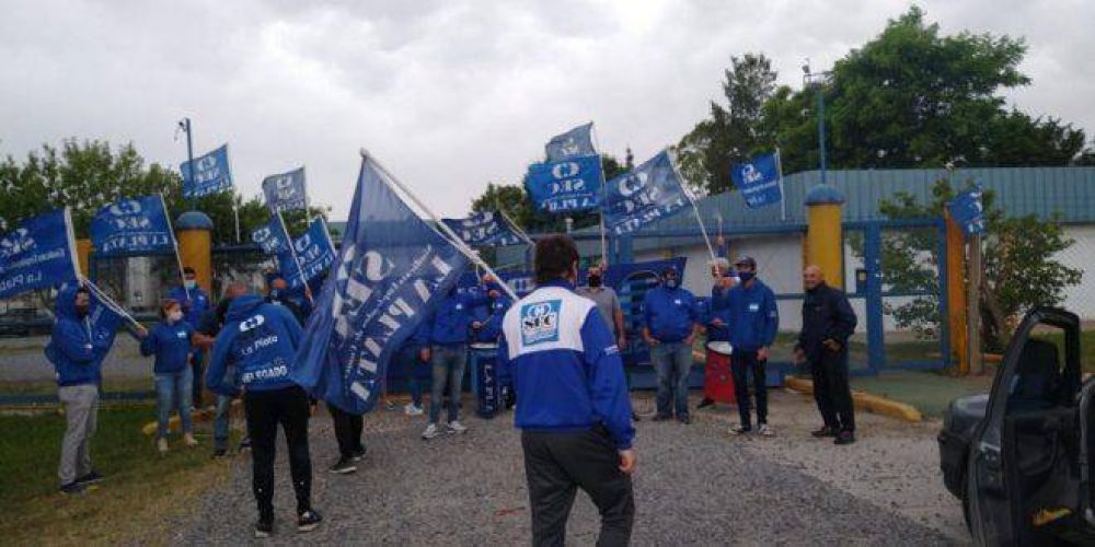 SEC La Plata, en estado de alerta y movilizacin por salarios atrasados en la empresa de lcteos Poblet