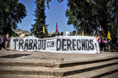 Trabajadores realizan un acampe frente a la Municipalidad de C�rdoba