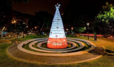 Coca-Cola Per� instala �rbol navide�o hecho de botellas recicladas