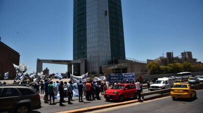 Trabajadores del hotel Sheraton realizaron un abrazo simb�lico para pedir por sus puestos laborales