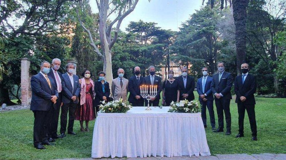 La DAIA reuni a embajadores acreditados en la Argentina para encender la octava vela de Januc