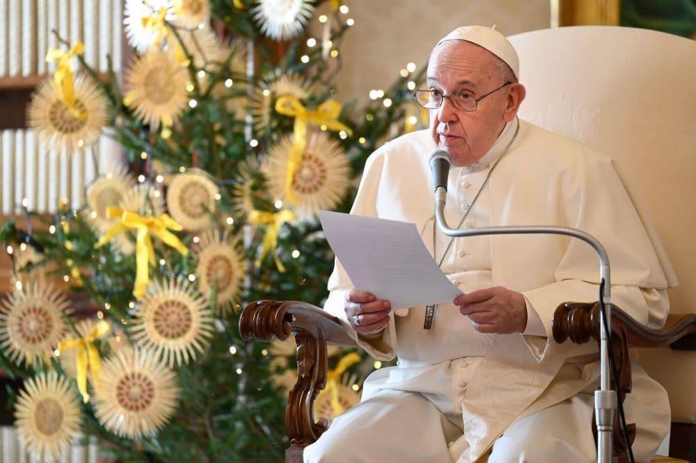 El Papa cumple 84 a�os y recibe un regalo simb�lico de veteranos de Malvinas