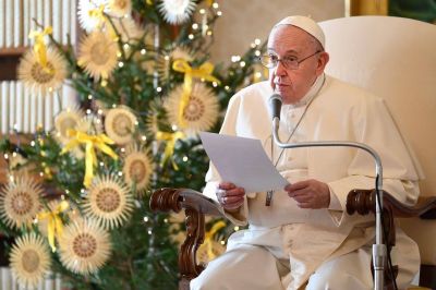 El Papa cumple 84 a�os y recibe un regalo simb�lico de veteranos de Malvinas