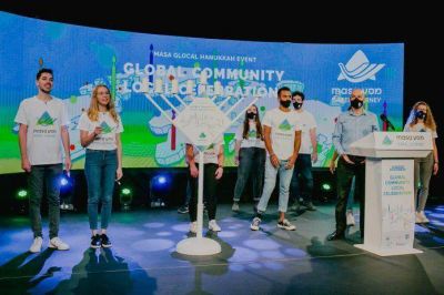 Mas� celebr� J�nuca en un evento global y masivo