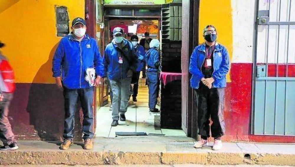Anticuchera en Huancayo que venda gaseosas y cervezas vencidas fue multada