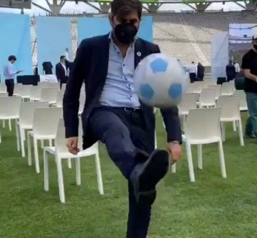 Carlos Bianco mostr sus habilidades futbolsticas con una pelota de Nstor Kirchner