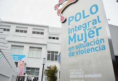 Protesta de trabajadoras monotributistas frente al Polo de la Mujer
