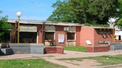Esc�ndalo en Monte Quemado: una vecina se encaden� a la Municipalidad para pedir respuestas al intendente