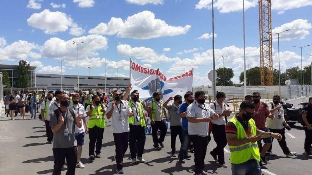 Tercerizados de Aerolneas Argentinas reclaman el pago del aguinaldo y denuncian descuentos ilegales