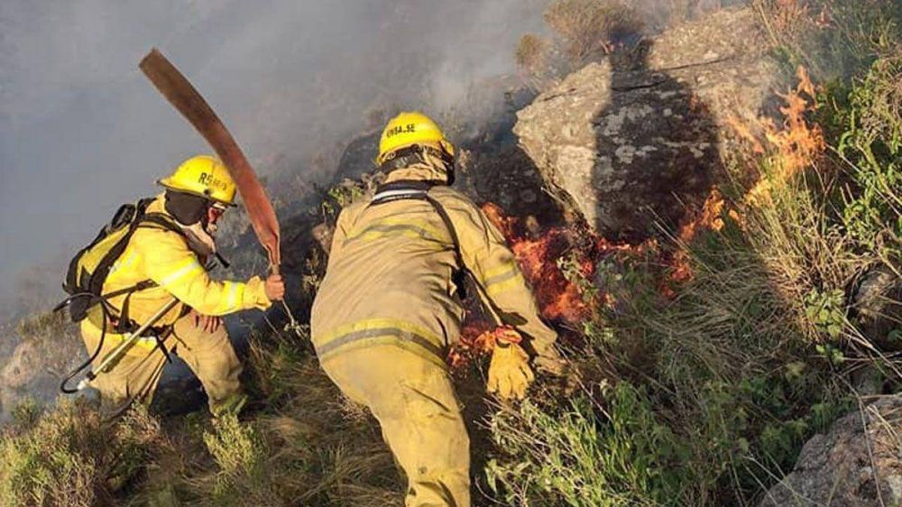 Dotaciones de la regin combaten un incendio en Calamuchita: el fuego inici hace 4 das