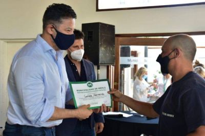 Men�ndez entreg� reconocimientos y habilitaciones definitivas a comerciantes de Merlo