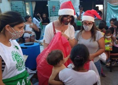 La UCR entreg� juguetes y golosinas en el Comedor de Do�a Rosa