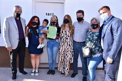 Ferraresi encabez� acto de entrega de viviendas en Avellaneda