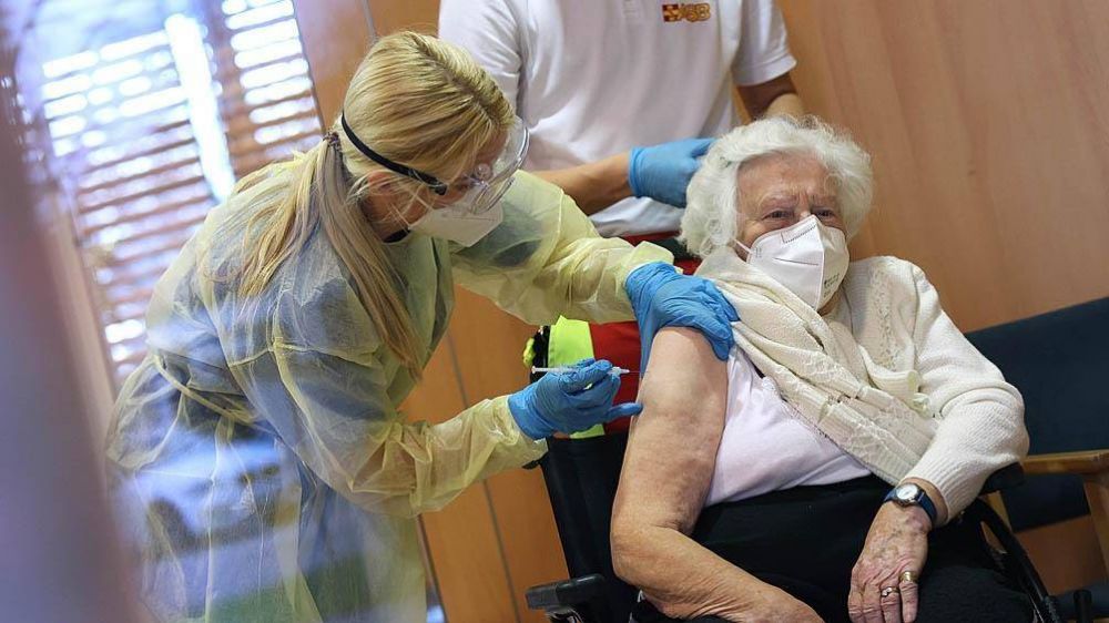 Ancianos y trabajadores de la salud, los primeros en ser vacunados en Europa